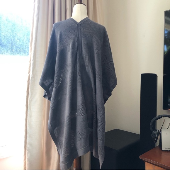 Lululemon Athletica Find Your Light Wrap - Picture 2 of 14